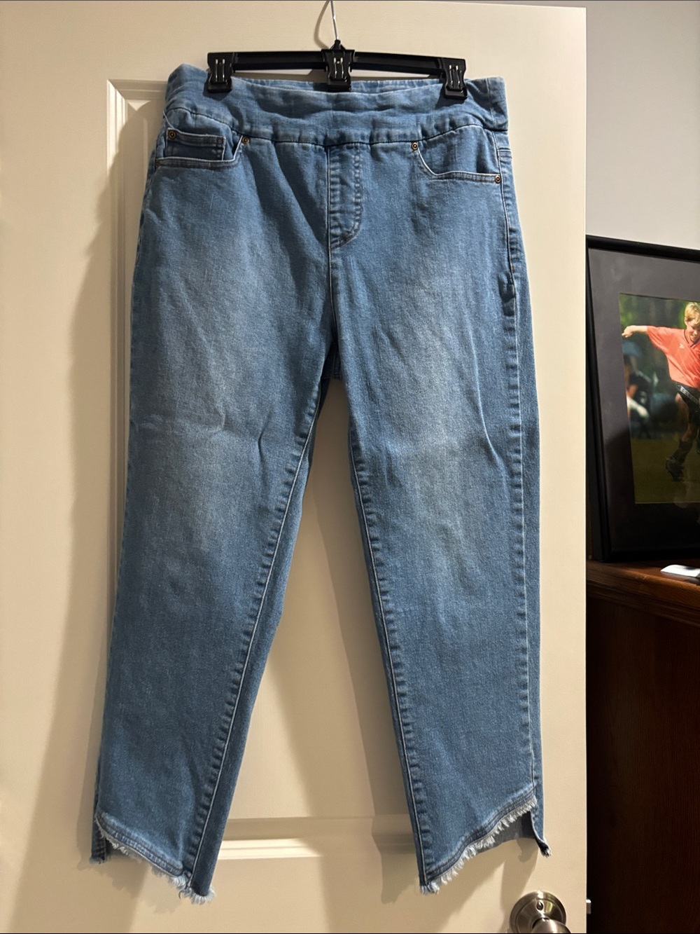 Light Wash Cropped Ankle Jeans with Raw Hem